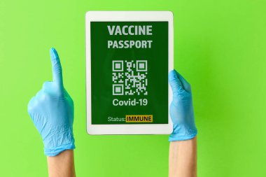 Elektronik bağışıklık sistemine sahip eller renk arkaplanına karşı tablet bilgisayarın ekranında