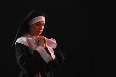 Esmer arka planda olgun bir rahibe