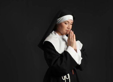 Esmer arka planda olgun bir rahibe