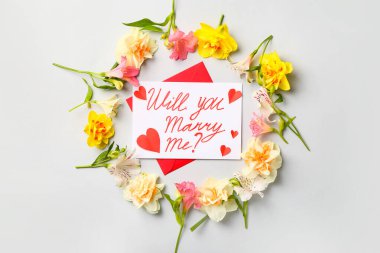 Güzel çiçekler ve mesajlar Benimle evlenir misin? ışık arkaplanı