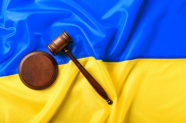 Yargıç Tokmak Ukrayna bayrağı üzerinde