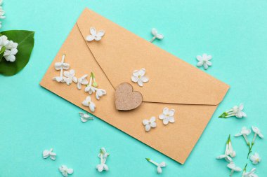 Renkli arkaplanda güzel leylak çiçekleri olan zarf