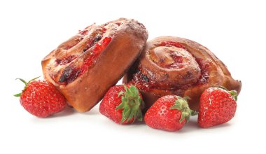 Beyaz arka planda çilekli lezzetli çörekler.