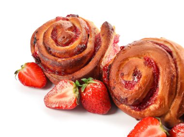 Beyaz arka planda çilekli lezzetli çörekler.