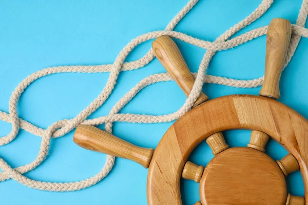 Dümen ve halat renk arkaplanında