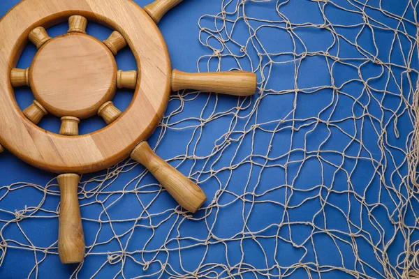 Dümen ve ağ renk arkaplanında