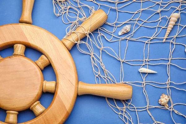 Dümen, ağ ve deniz kabukları renk arkaplanında