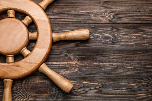 Ahşap arka planda gemi dümeni