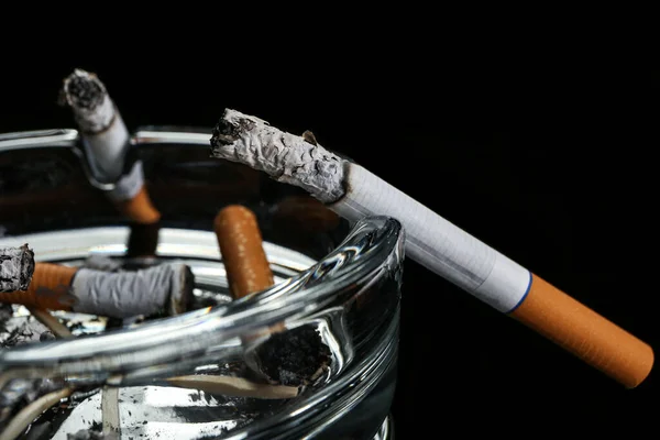 Popelník Pálením Cigaret Tmavém Pozadí Detailní Záběr — Stock fotografie