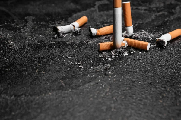 Verbrannte Zigaretten Auf Dunklem Hintergrund — Stockfoto