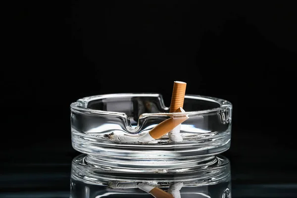 Plateau Cendres Avec Cigarettes Sur Fond Sombre — Photo