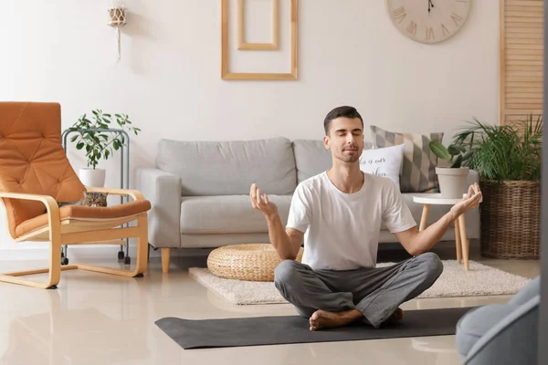 Joven Hombre Con Lindo Gato Meditando Casa — Foto de Stock