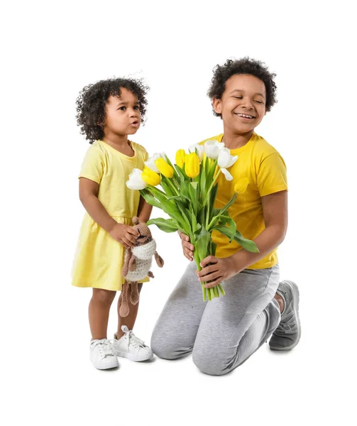 Афро Американские Дети Цветами Тюльпана Белом Фоне — стоковое фото