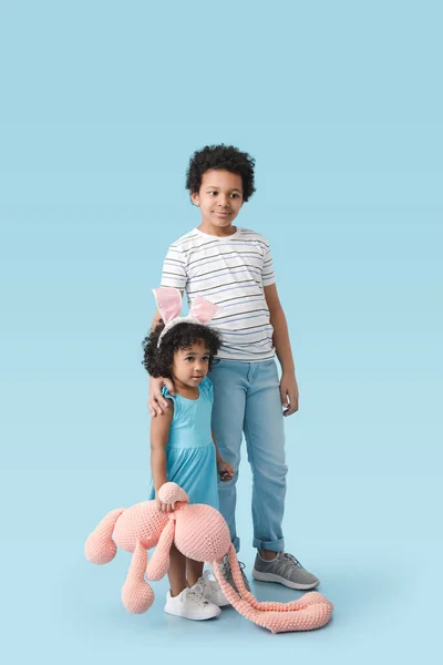 Niños Afroamericanos Con Juguete Sobre Fondo Color — Foto de Stock