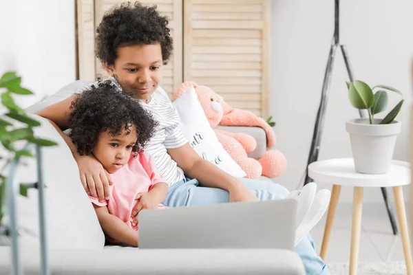 African American Children Watching Cartoons Home — Stock Photo, Image