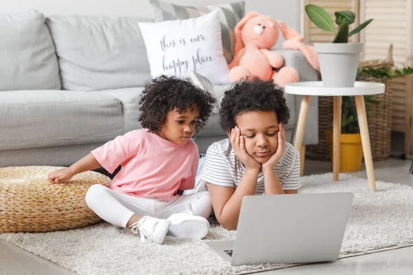 African American Children Watching Cartoons Home — Stock Photo, Image