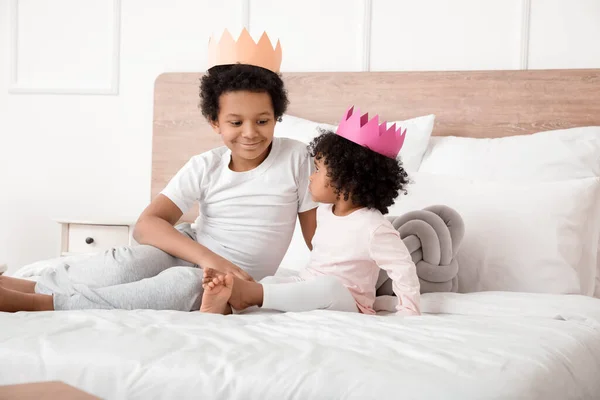 African American Children Sitting Bed Room — Stock Photo, Image