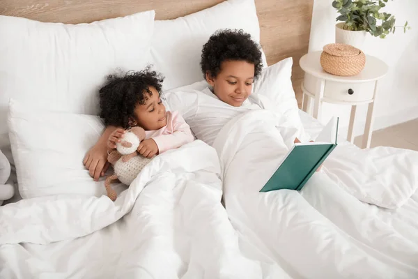 African American Children Reading Book Bed — Stock Photo, Image