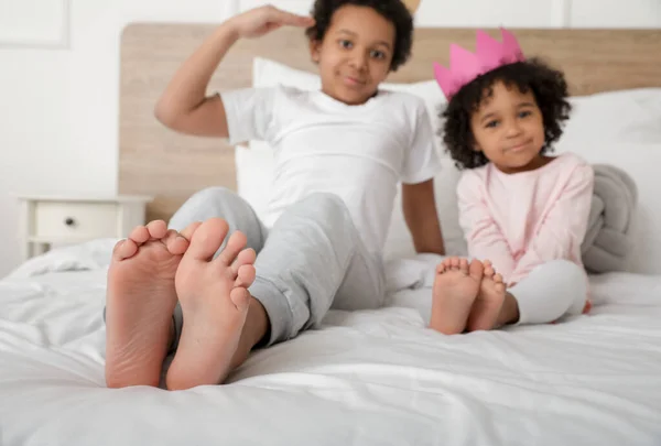 African American Children Sitting Bed Room — Stock Photo, Image