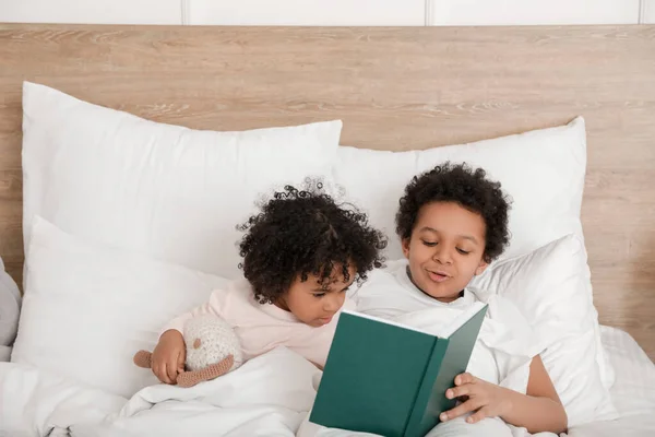 African American Children Reading Book Bed — Stock Photo, Image