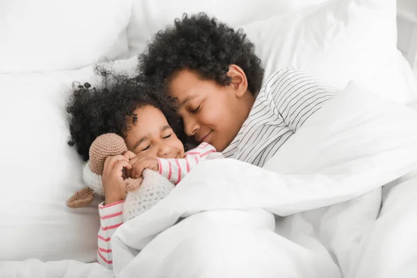 African American Children Lying Bed — Stock Photo, Image