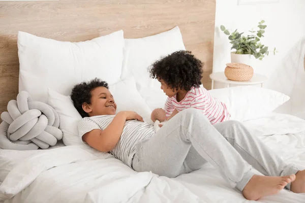 African American Children Lying Bed — Stock Photo, Image