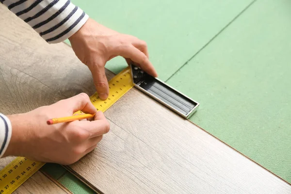 Carpintero Toma Medidas Suelo Laminado Habitación Primer Plano — Foto de Stock