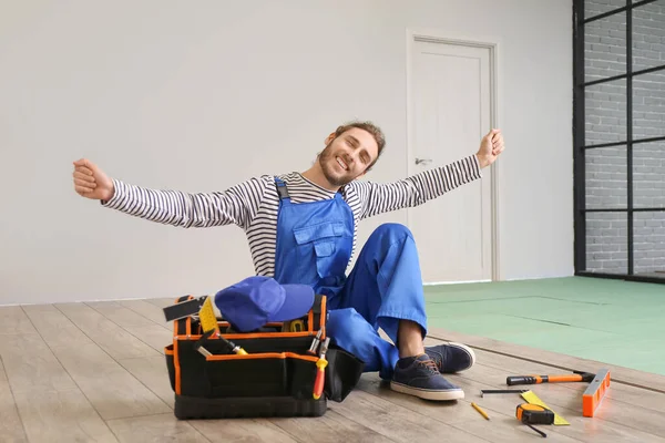 Tired Carpenter Installing Laminate Flooring Room — Stock Photo, Image