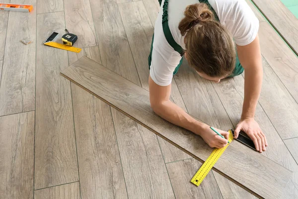 Carpenter Taking Measurements Laminate Flooring Room — Stock Photo, Image