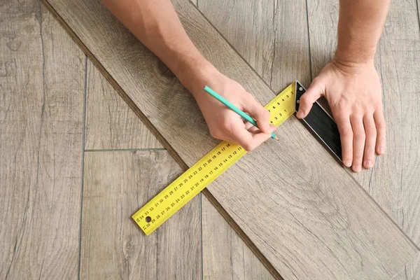 Carpinteiro Tomando Medidas Piso Laminado Quarto Close — Fotografia de Stock
