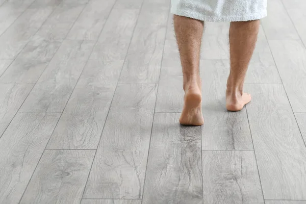 Homem Andando Novo Piso Laminado Casa — Fotografia de Stock