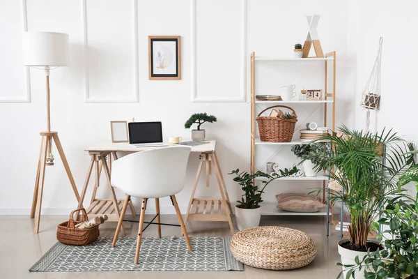 Modern işyerine sahip şık bir oda.