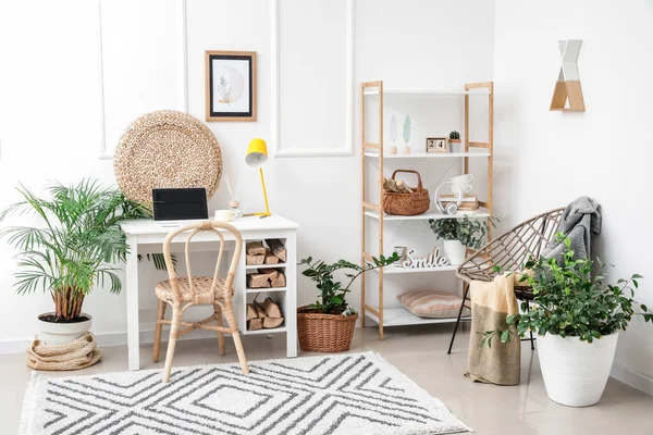 Modern işyerine sahip şık bir oda.