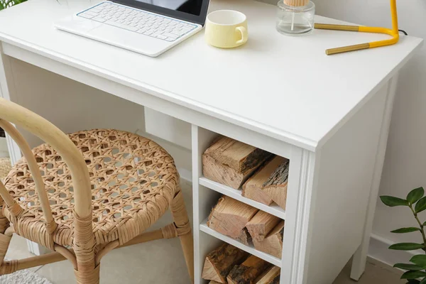 Lieu Travail Moderne Avec Bois Chauffage Dans Chambre — Photo