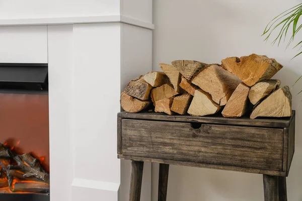 Şöminenin Yanındaki Odunlu Masa — Stok fotoğraf