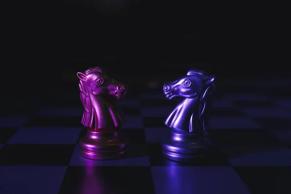 Шахова Дошка Фігурами Темному Тлі — стокове фото