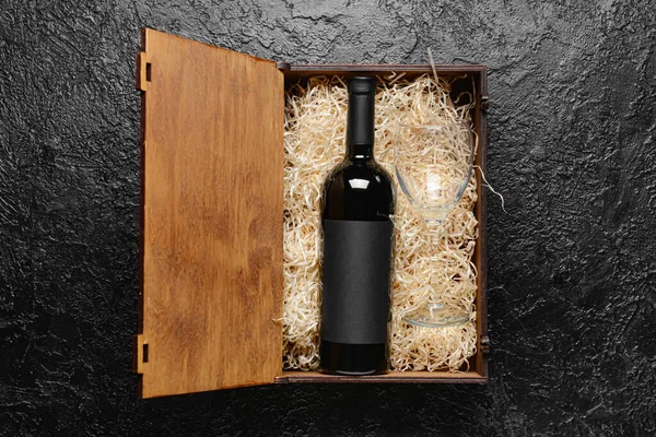 Caja Con Botella Vino Sobre Fondo Oscuro — Foto de Stock