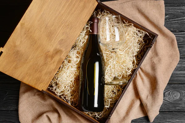 Caja Con Botella Vino Vidrio Sobre Fondo Madera Oscura — Foto de Stock