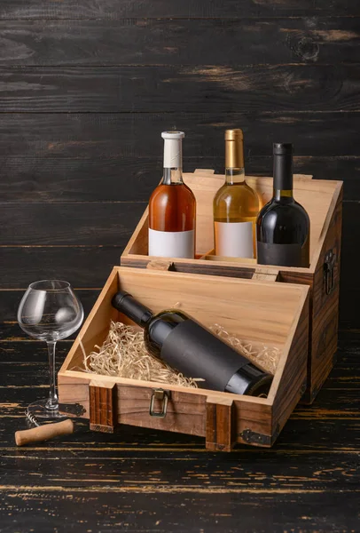 Kartong Med Flaskor Vin Och Glas Mörk Trä Bakgrund — Stockfoto