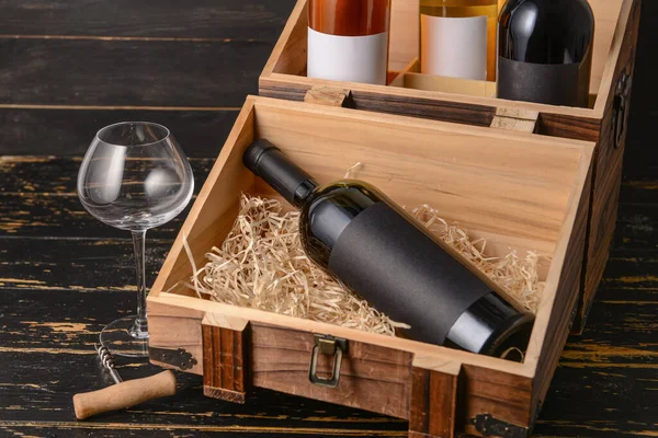 Caja Con Botellas Vino Vidrio Sobre Fondo Madera Oscura — Foto de Stock