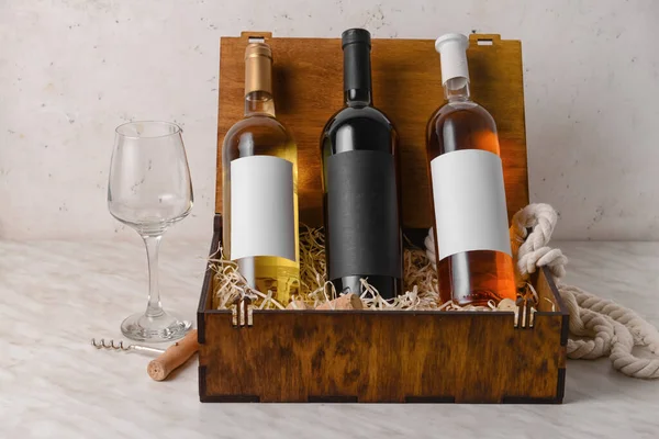 Caja Con Botellas Vino Sacacorchos Vidrio Sobre Fondo Mármol — Foto de Stock