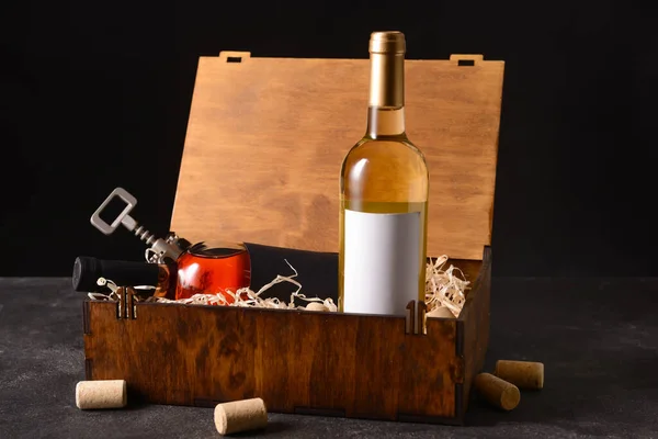 Caja Con Botellas Vino Vidrio Sacacorchos Sobre Fondo Oscuro — Foto de Stock