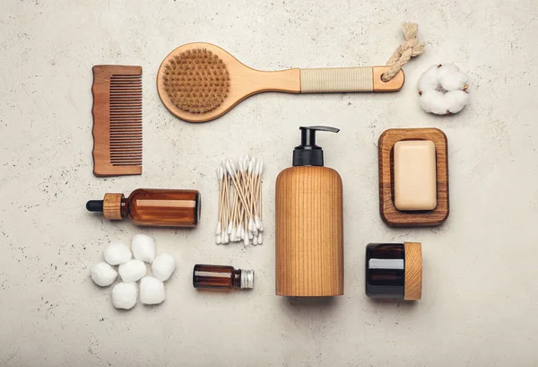 Skład Wacikami Pączkami Produktami Kosmetycznymi Jasnym Tle — Zdjęcie stockowe