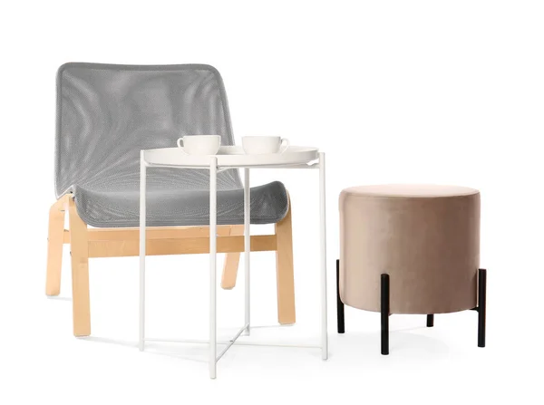 风格新颖的椅子 有现代餐桌和白色背景的书包 — 图库照片