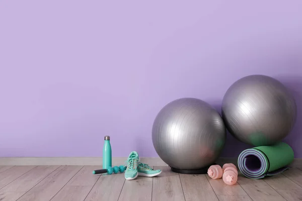 Set Attrezzature Sportive Con Palline Fitness Vicino Alla Parete Colori — Foto Stock