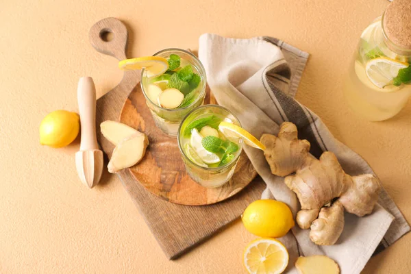 Renkli soğuk zencefilli limonata.