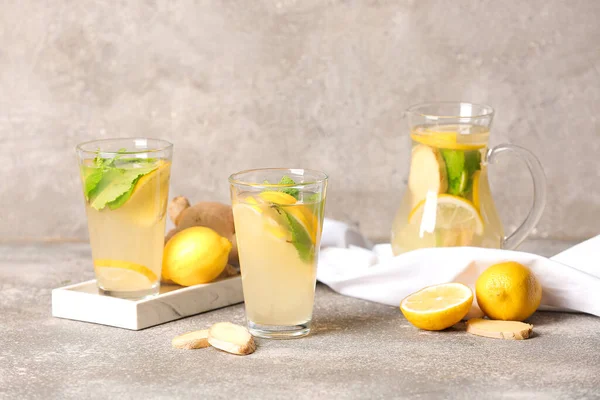 Arka planda soğuk zencefilli limonata.
