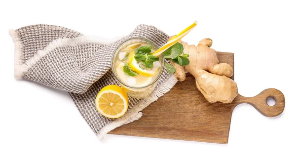 Beyaz arka planda soğuk zencefilli limonata.