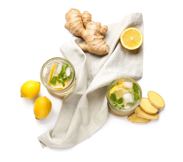 Beyaz arka planda soğuk zencefilli limonata bardakları