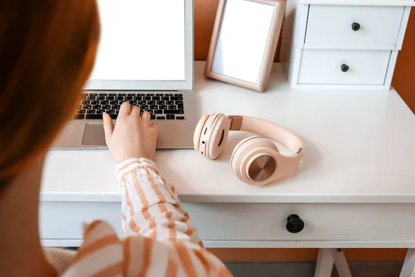 Jovem Mulher Trabalhando Laptop Mesa Quarto — Fotografia de Stock